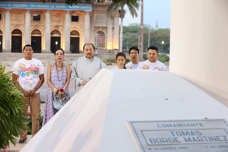 Daniel y Rosario rinden homenaje al Comandante Tom&aacute;s Borge
